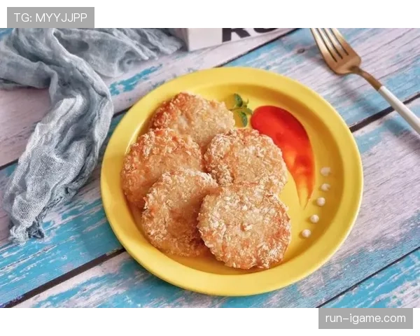 覃海洋家的冰箱里只有鸡胸肉和水，连瓶可乐都找不到